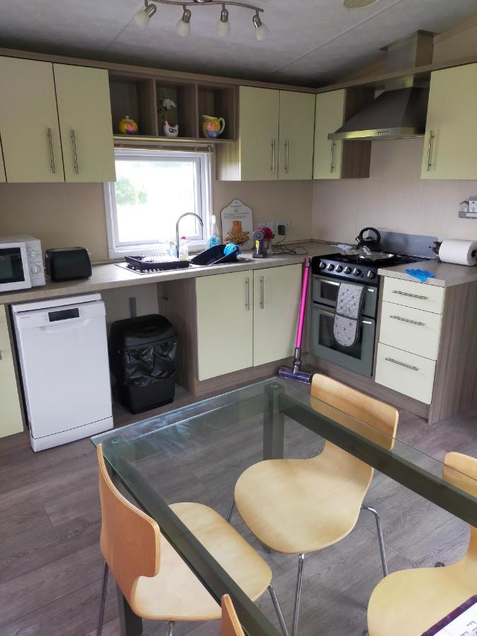 Slieve Croob Cosy Caravan Finnis Buitenkant foto